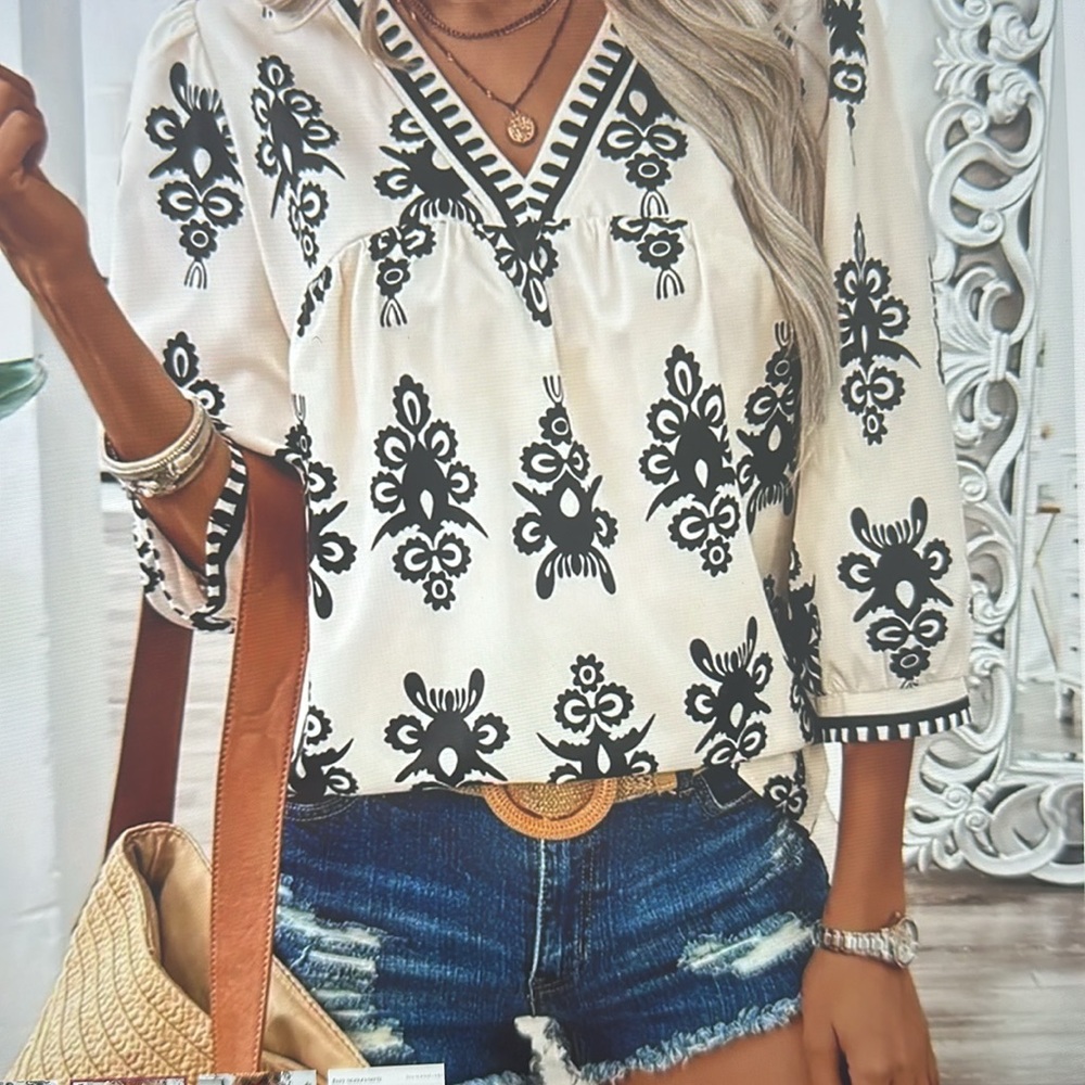 ❣️5 items for $25.00 
1 available Elegant Floral V Neck boho blouse - Picture 4 of 6